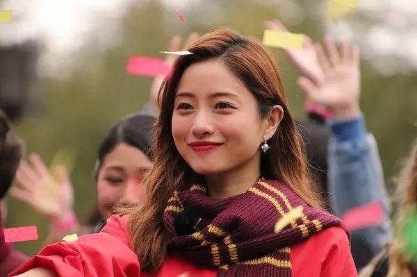 石原里美28紅裙子.jpeg
